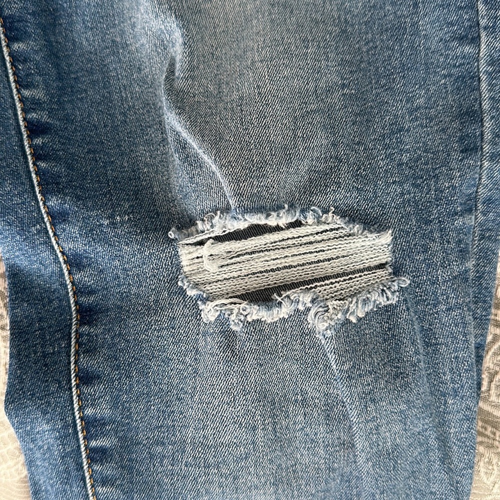 Distressed skinny jeans - Picture 3 of 5